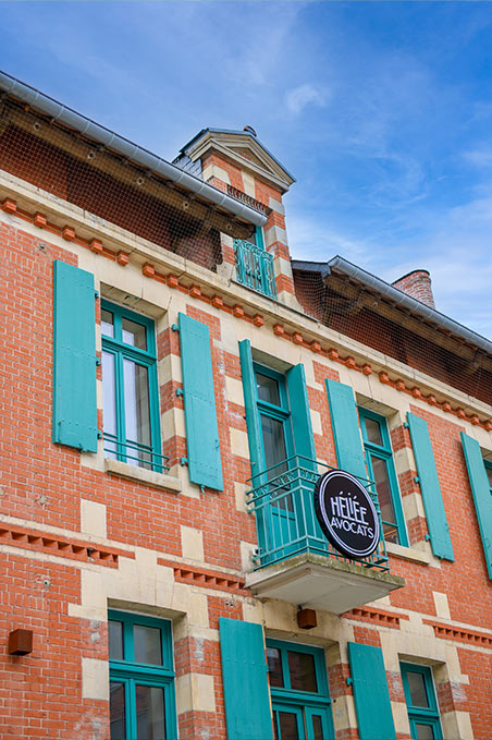 Le cabinet Ballu-Gougeon Voisine est situé à Rennes, dans la maison d'avocats Héliée
